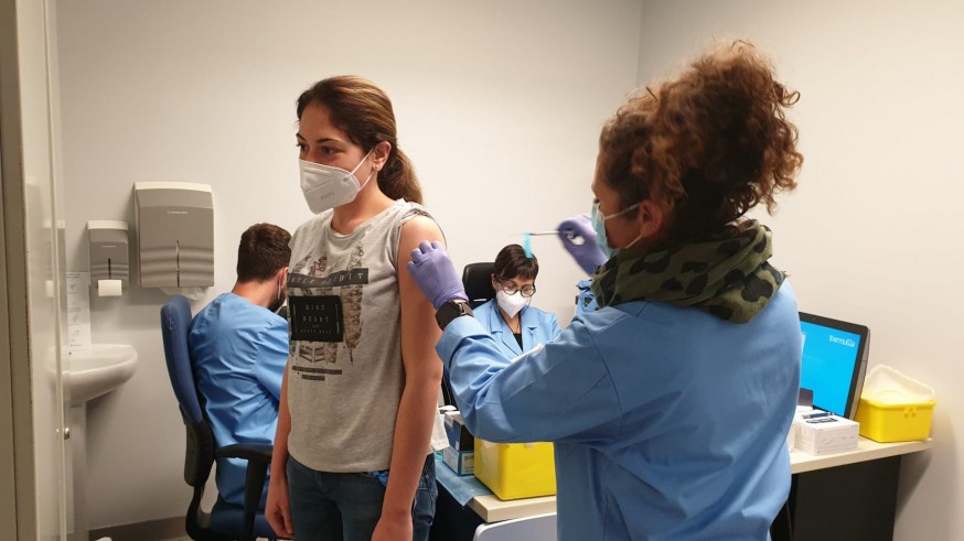 Vacunación a sanitarios en un centro de salud