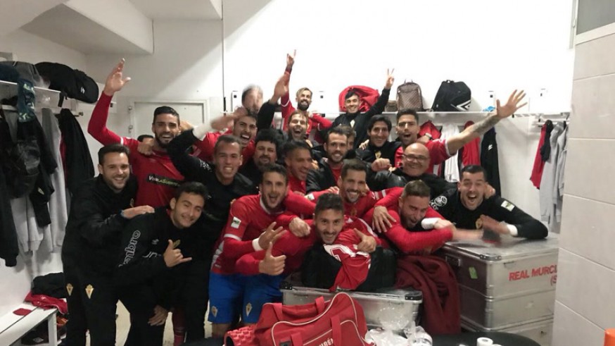 Los jugadores del Murcia celebran la victoria de ayer (foto: @realmurciacfsad)