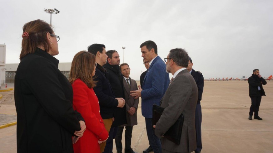 Pedro Sánchez charla con los alcaldes de los municipios ribereños del Mar Menor