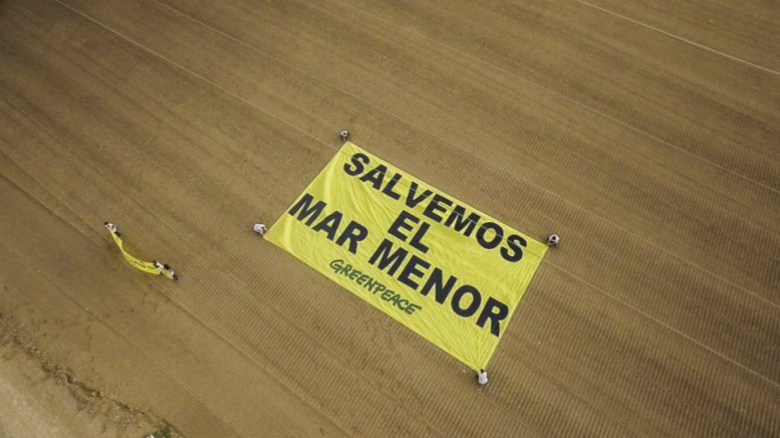 Pancarta que desplegó Greenpeace en una explotación agraria en el campo de Cartagena