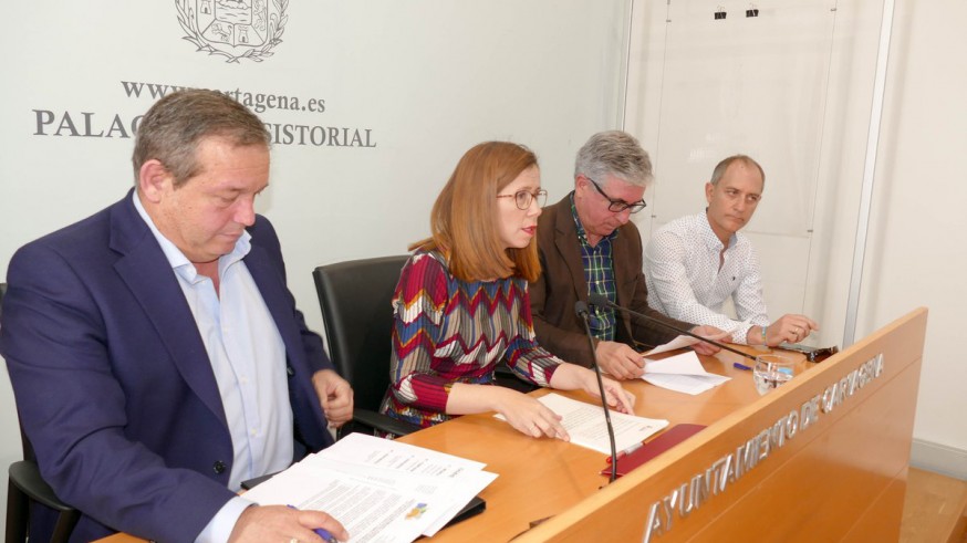 La alcaldesa junto a los representantes vecinales