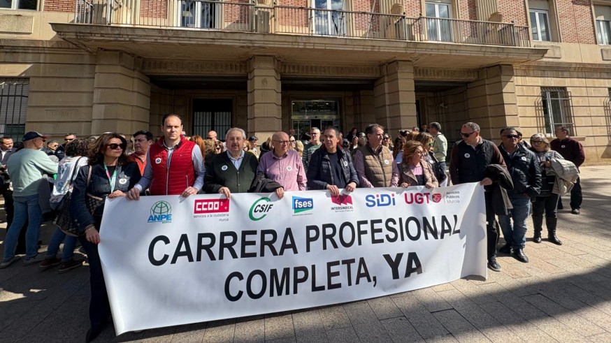 Los sindicatos piden la carrera profesional completa para los trabajadores de Educación y de Administración y Servicios