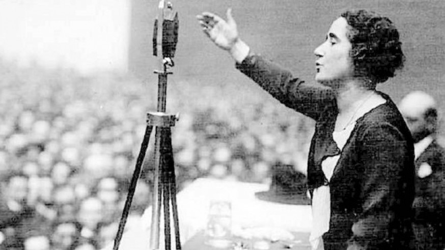 Clara Campoamor durante su discurso del 1 de Octubre de 1931