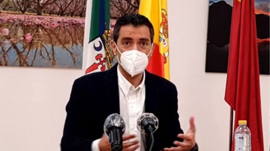 El eurodiputado Marcos Ros durante la rueda de prensa su visita a Abarán. ORM