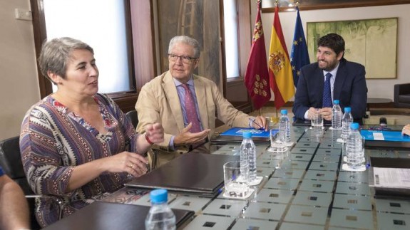 López Miras con el presidente de la Federación de Familias Numerosas de la Región. CARM