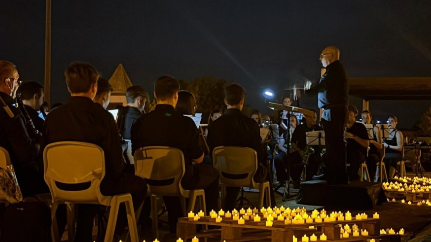 A bombo y platillo. La Unión Musical de Torre Pacheco hermana a España y Alemania en un concierto frente al mar en Cartagena