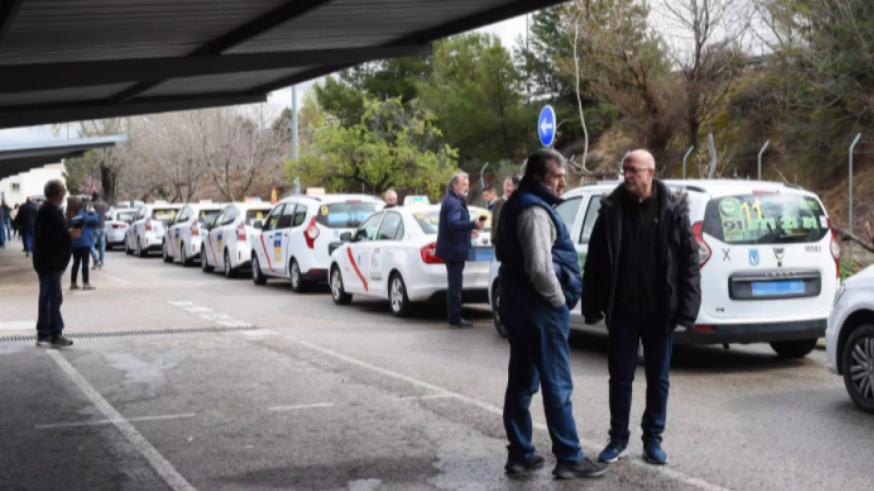 Taxis y transporte de viajeros por carretera en general se suman a las protestas por el encarecimiento del combustible