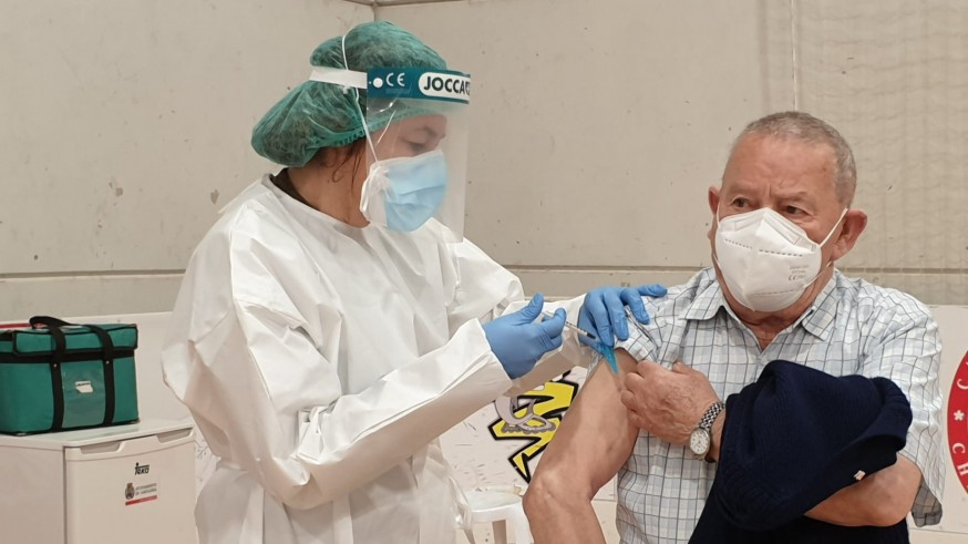 Vacunación a mayores en un pabellón en Cartagena.