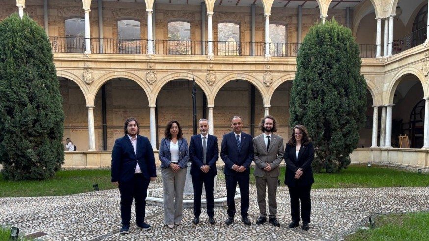 El rector de la UMU posa este viernes junto a miembros del Consejo de Estudiantes del Grupo 9. ORM
