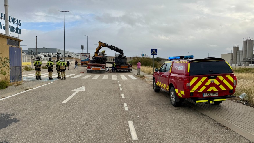 Herido grave al caerle encima una viga desde un camión en Lorquí
