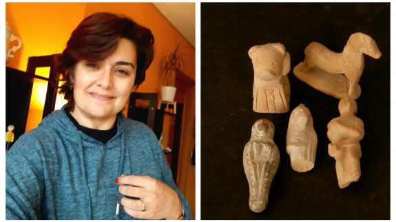 Clara Alarcón junto a una imagen de figuritas de terracota