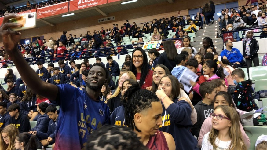 El Partido del Recreo llena de ilusión el Palacio con 7500 niños arropando al UCAM