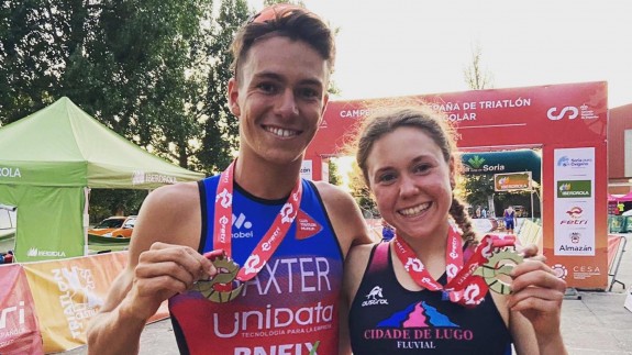 Sergio Baxter y Natalia Hidalgo, tras ganar el Triatlón de Almazán