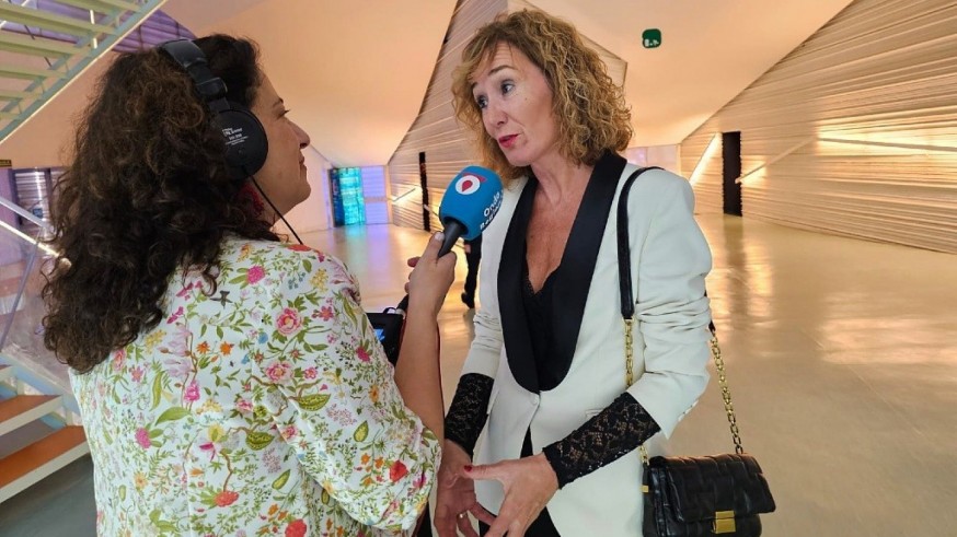 Marta Ferrero conversa con Leire Muguerza en la celebración de UCOMUR del XXXIII Día Mundial del Cooperativismo