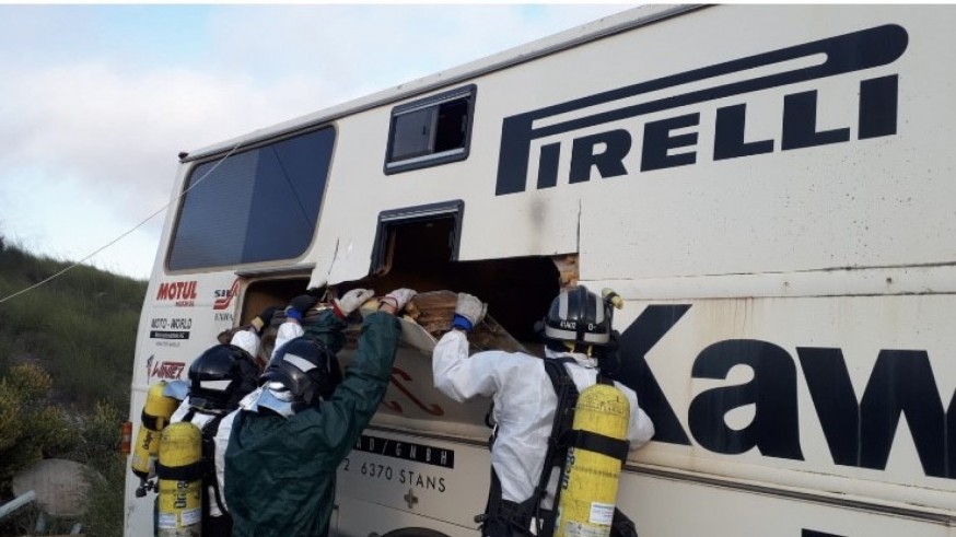 Labores de rescate del cuerpo en la autocaravana