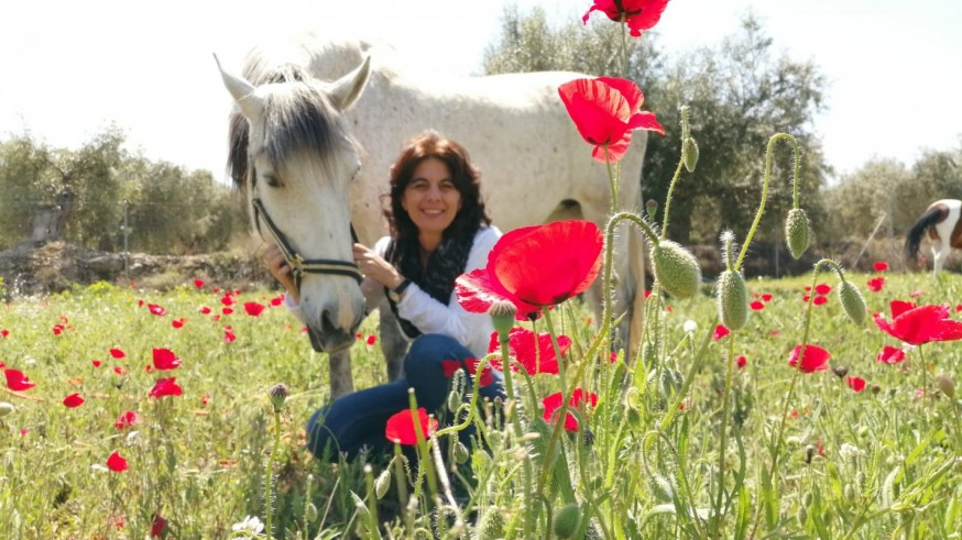La periodista María López Mayol con sus caballos.