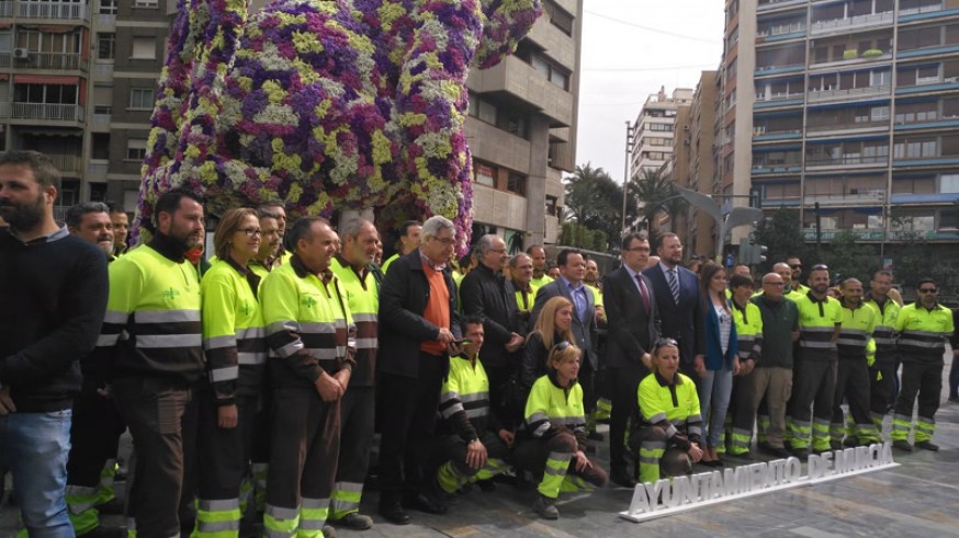 Escultura floral, homenaje a la mujer murciana
