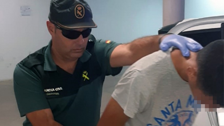 El detenido, conducido por un guardia civil
