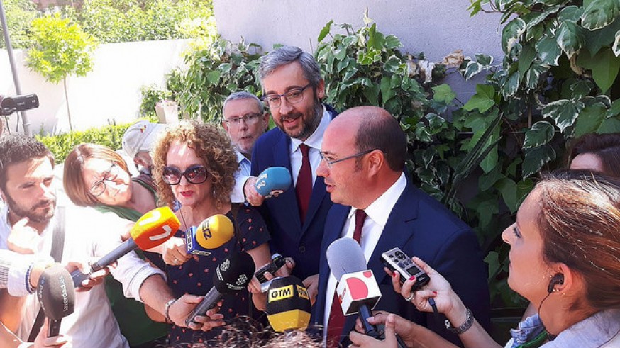 Pedro Antonio Sánchez atiende a los medios de comunicación