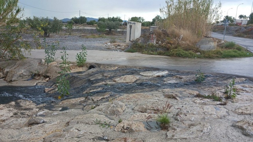 Vecinos de La Torrecilla denuncian el riesgo de contaminación de tierras por los vertidos del polígono de Saprelorca