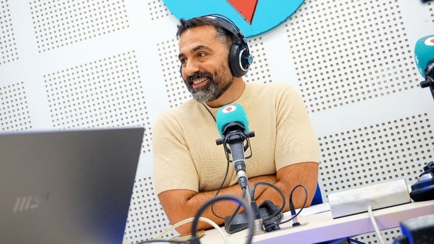 Hablamos de periodismo y de la jornada política en Cataluña con el presentador de los informativos de La7 Nacho Gómez