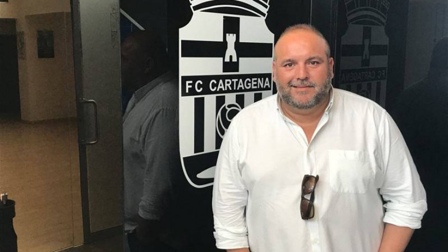 Manuel Sánchez junto al escudo del FC Cartagena