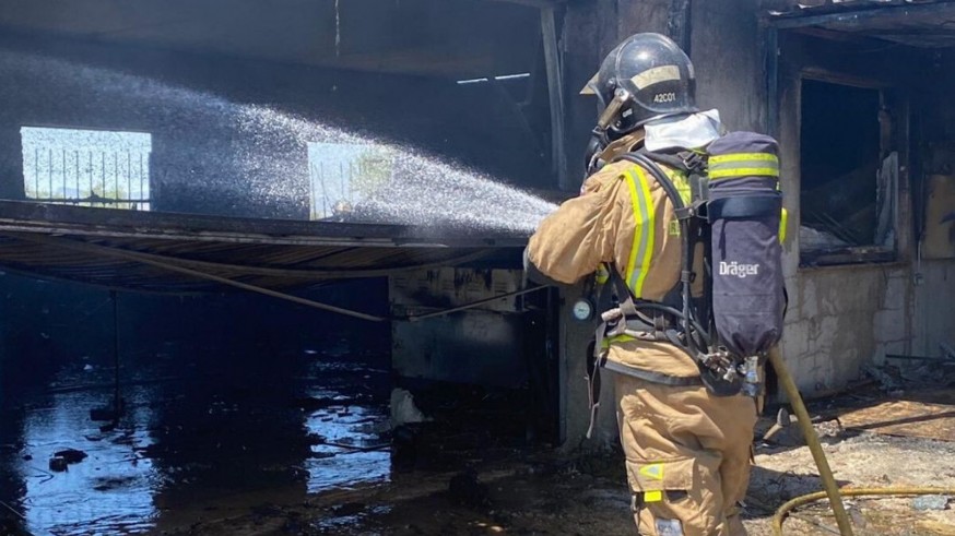 Bomberos atienden un incendio