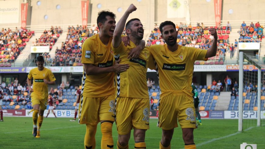 Jugadores del Murcia celebrando un gol
