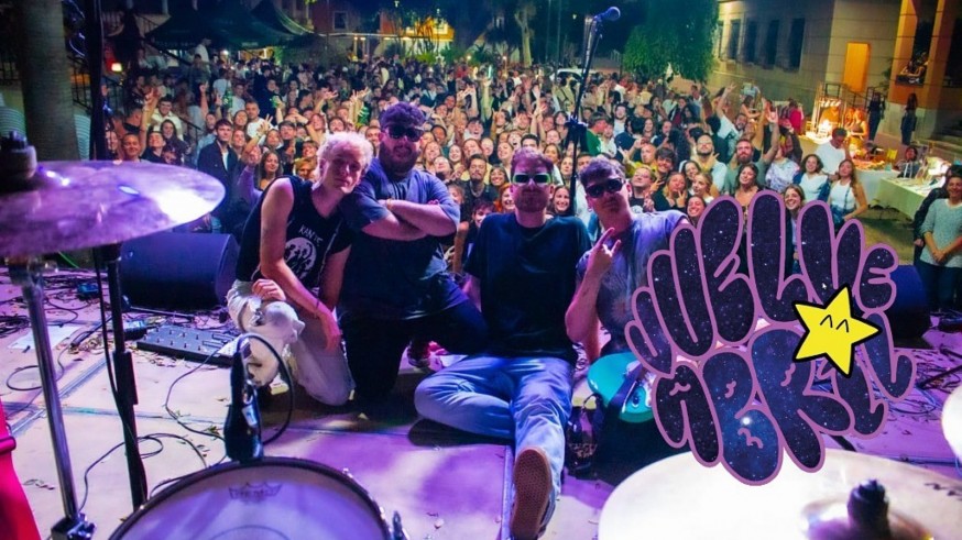 En Victorias musicales conocemos al grupo Vuelve Abril con Víctor Manuel Moreno y Toni y Miki, batería y voz, respectivamente