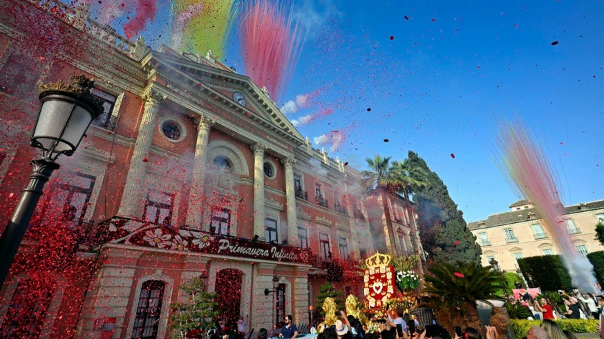 La capital se vuelca con el desfile 'Murcia en primavera' 2026 en una jornada de flores y color