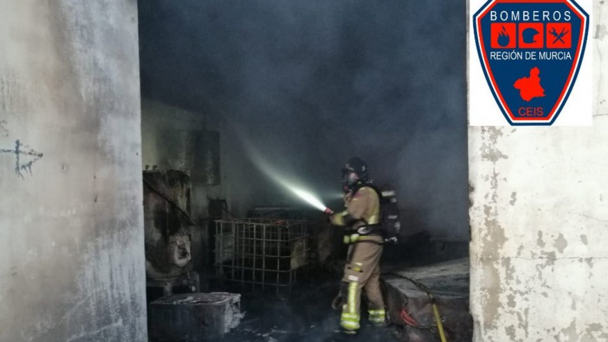 Incendio en unas instalaciones de pienso en Alhama