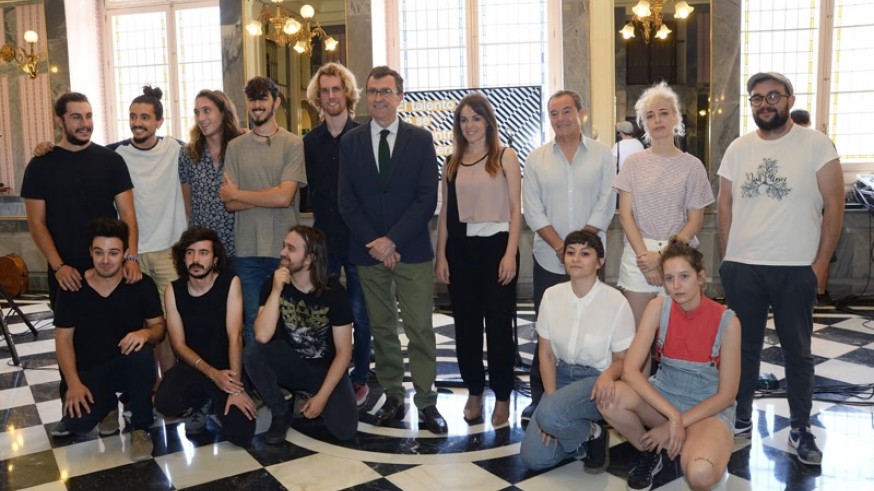El alcalde de Murcia, José Ballesta (centro) rodeado de participantes en el CreaMurcia. Foto AYUNTAMIENTO DE MURCIA