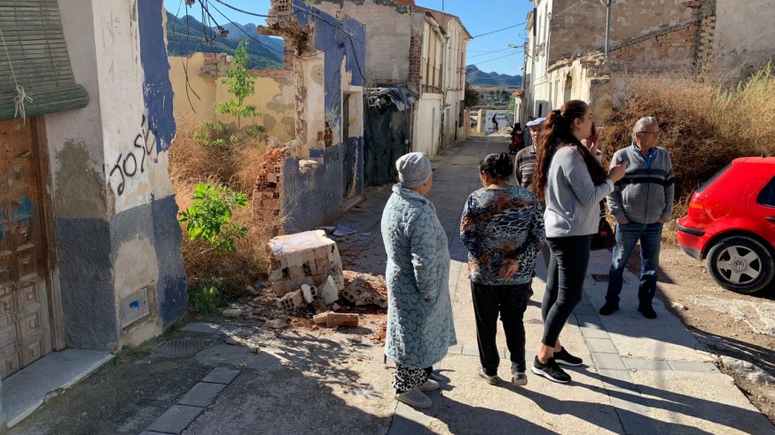 Protesta de los vecinos del Cabezo de la Fuensantilla en Cieza por nuevos derrumbes