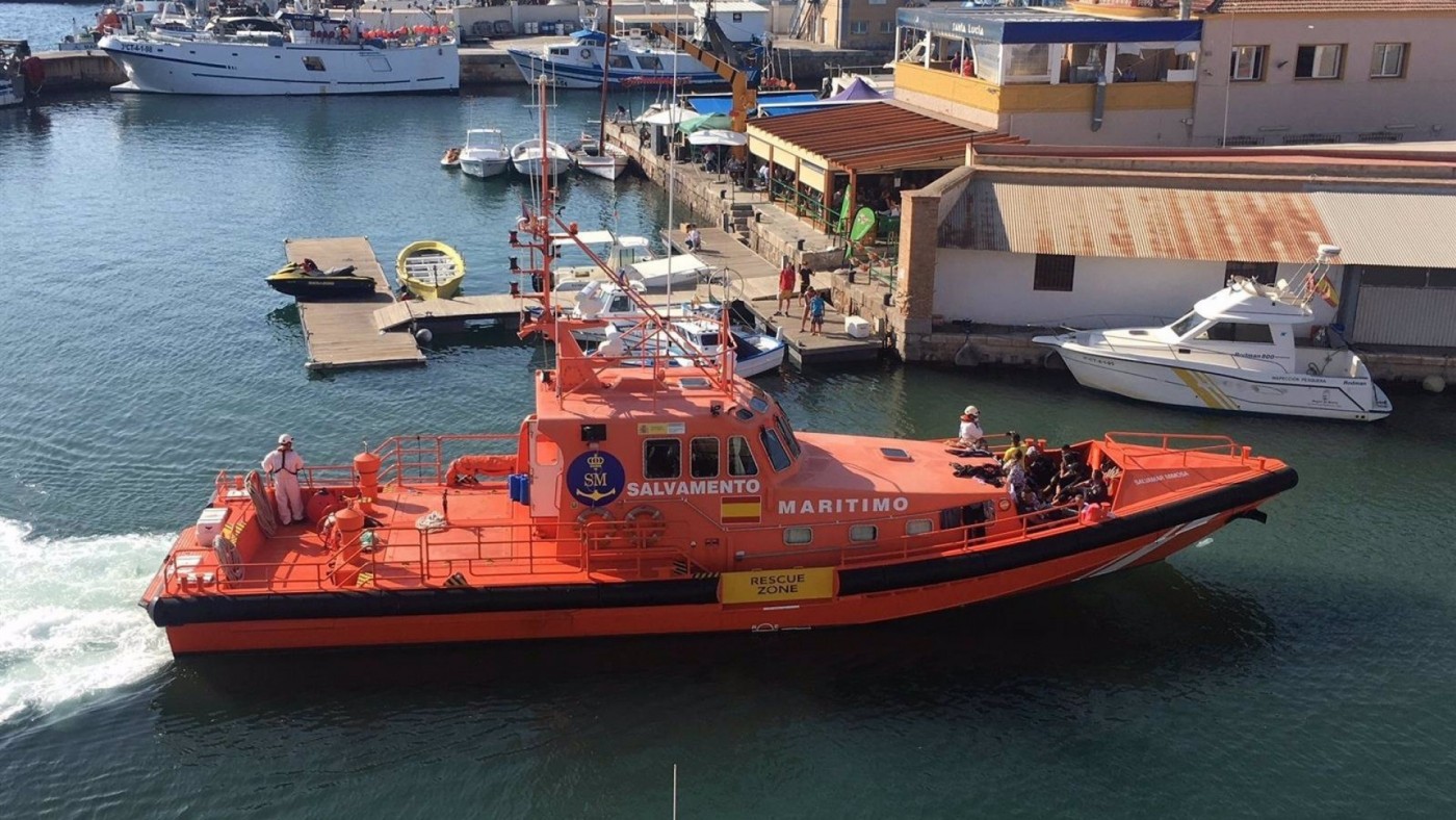Rescatan a cerca de 60 personas que viajaban en 5 pateras en aguas de la Región