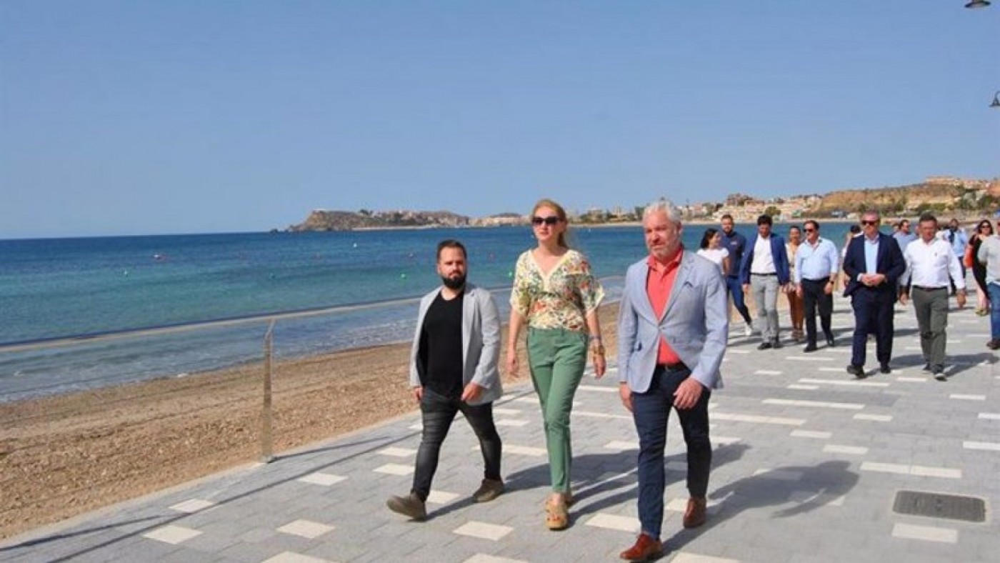 El nuevo paseo marítimo en Mazarrón, "un inmenso mirador sobre la playa del Alamillo", según Guevara