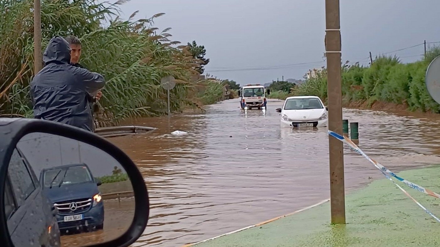 Las lluvias de más de 100 litros provocan cortes de carretera y rescate de vehículos en el Campo de Cartagena