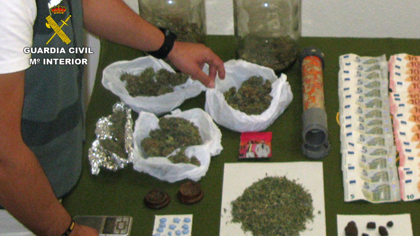 Imagen de la marihuana y el dinero incautado 
