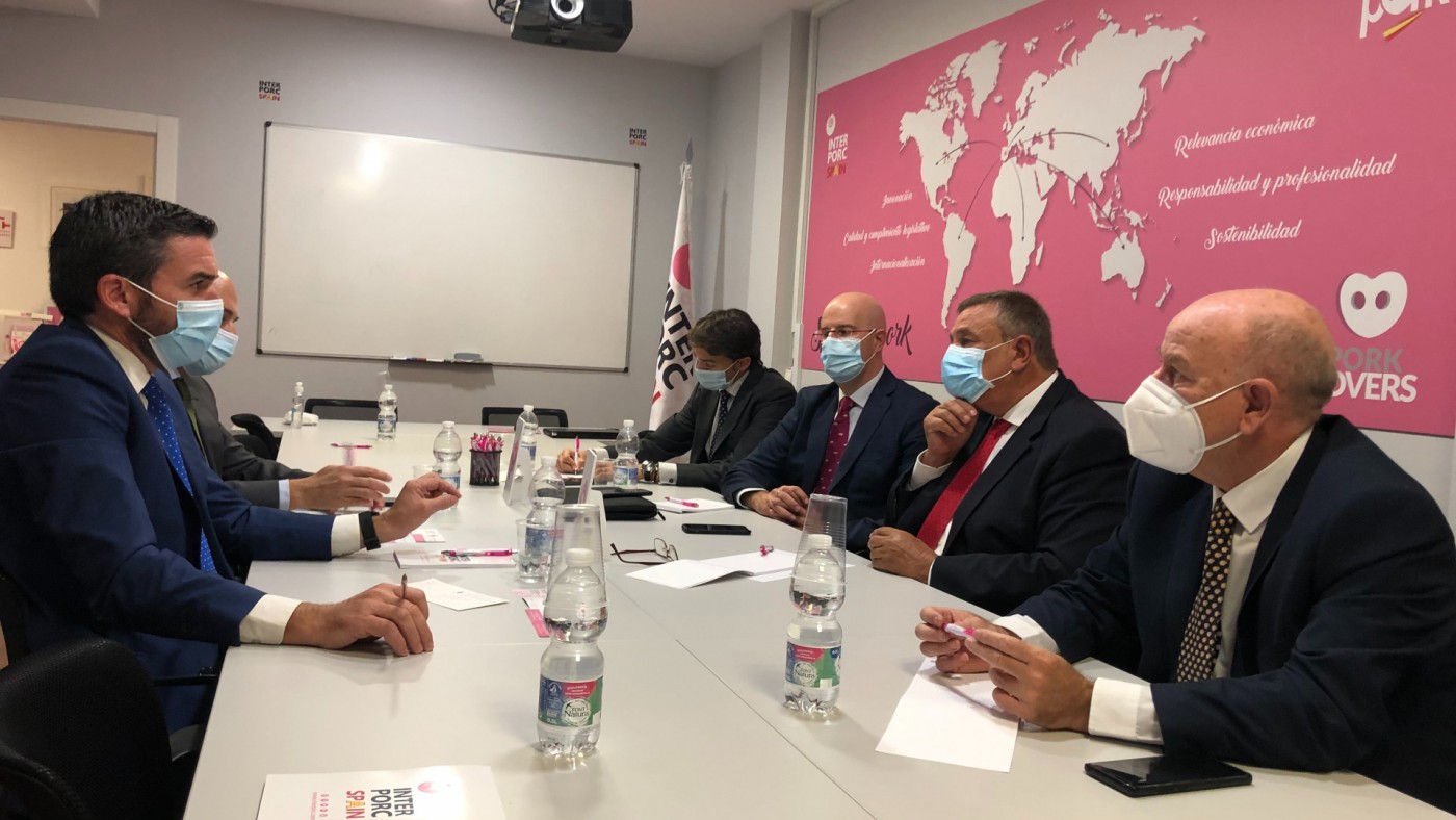 Reunión del consejero de Ganadería, Antonio Luengo y representantes de INTERPORC