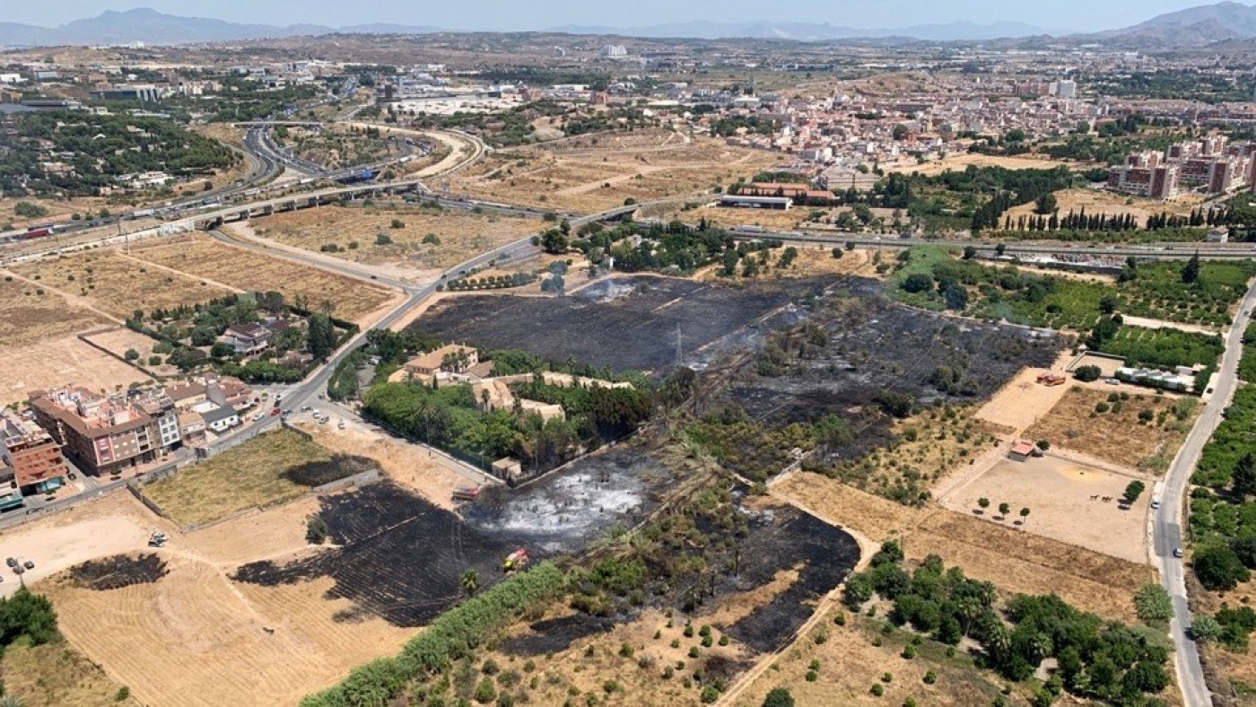 Movilizan un helicóptero para apoyar a los bomberos en la extinción de un incendio en Murcia