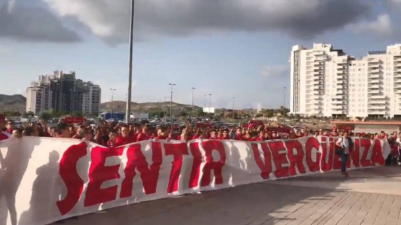 Protesta de los aficionados a las puertas del estadio