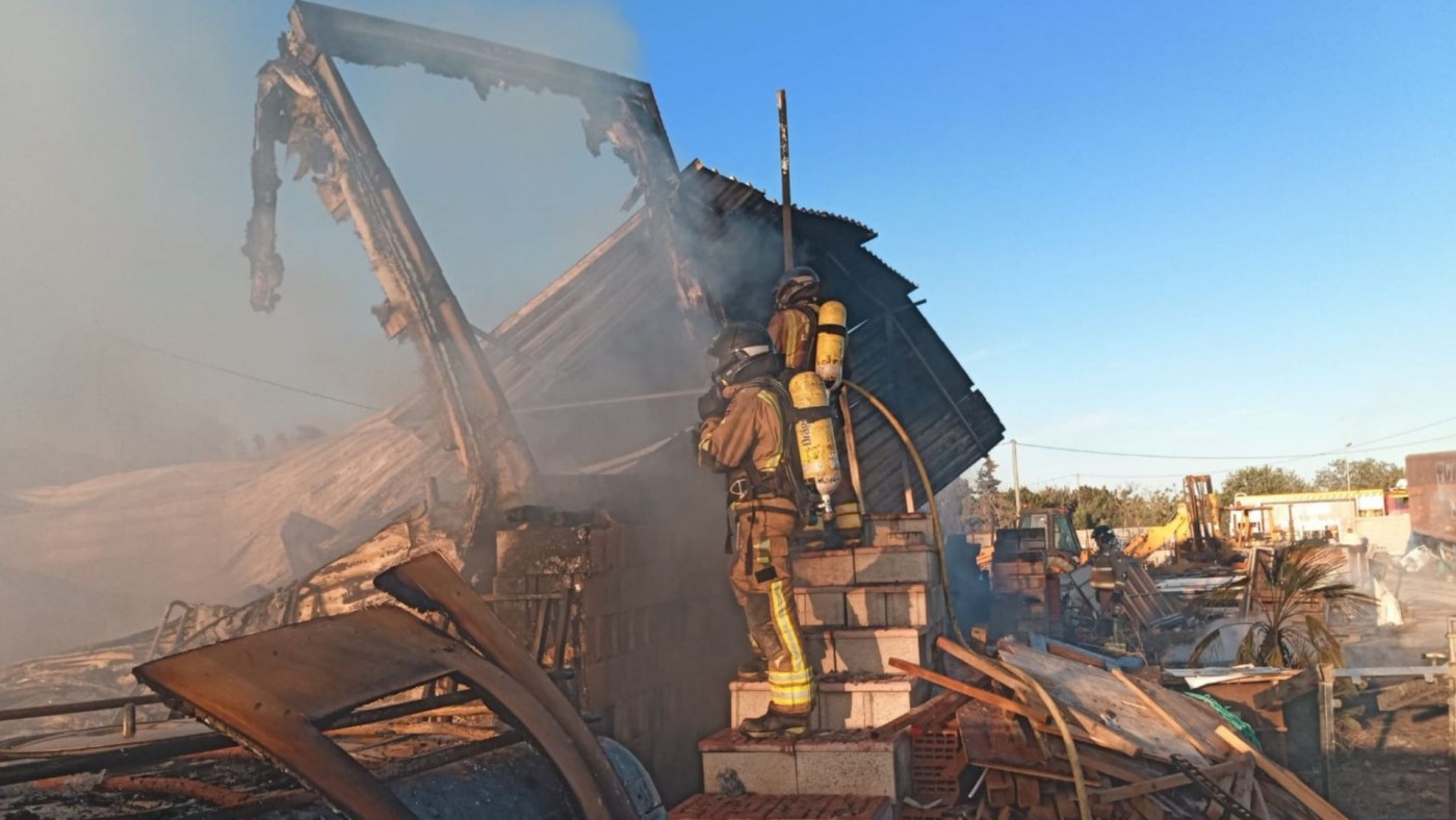 Herido por quemaduras un hombre de 58 años en el incendio de una nave industrial en Torre Pacheco