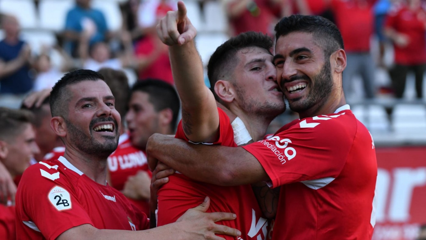 Antonio López celebra con Toril uno de los goles del pasado domingo