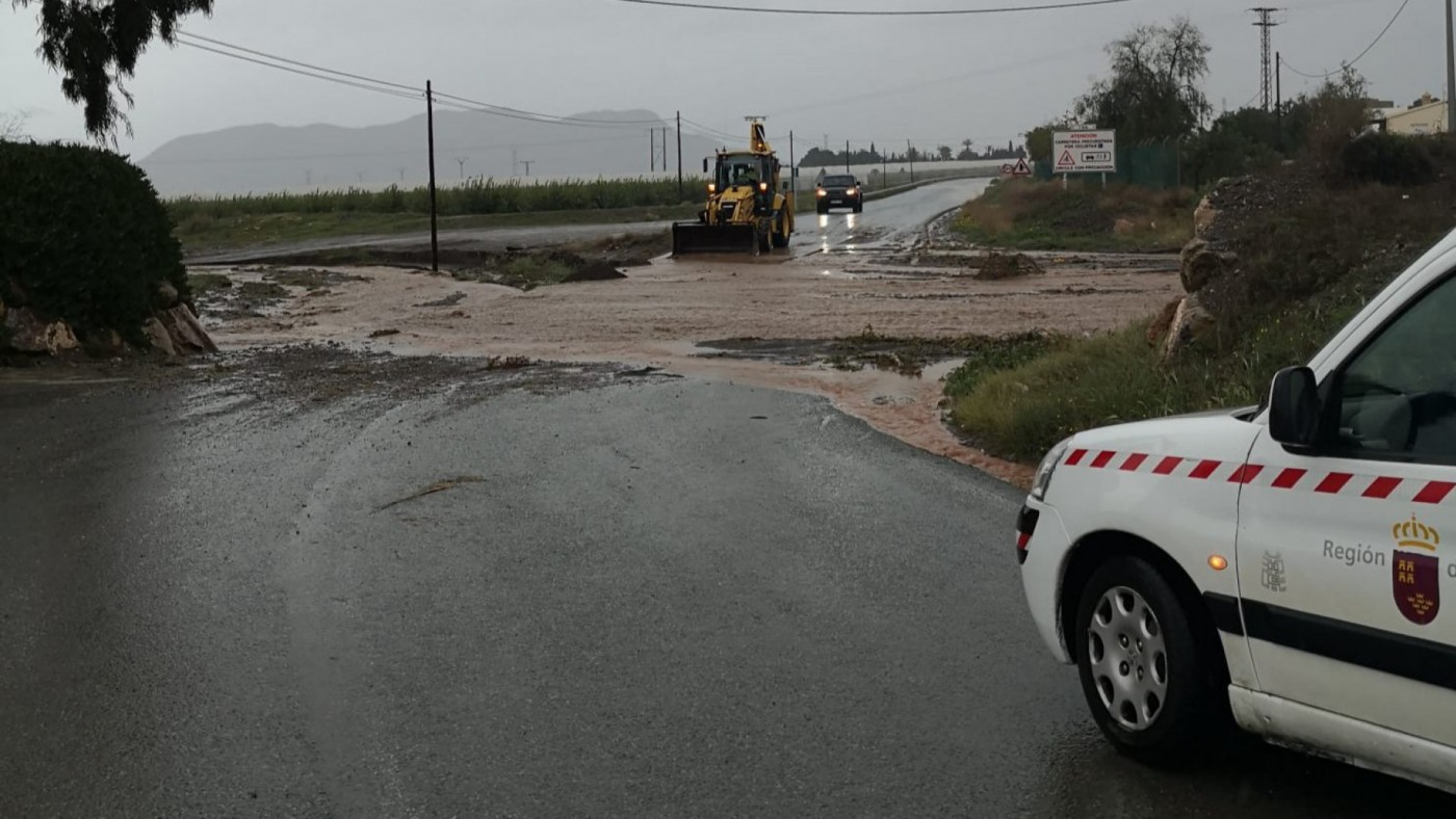 Cortadas al tráfico por bolsas de agua la carretera de La Aparecida (Cartagena) y El Mojón (San Pedro del Pinatar)