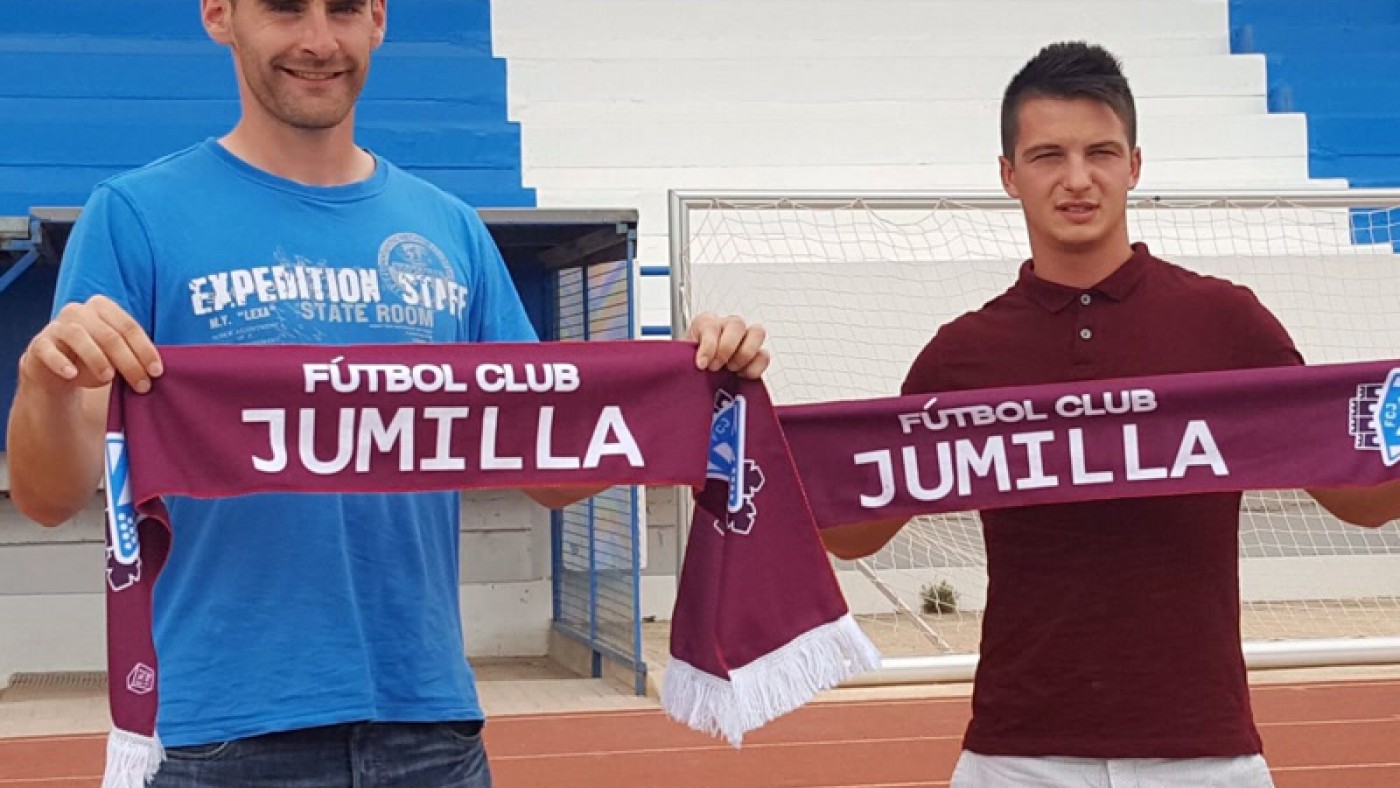 Mandaluniz (izquierda) y Txomin (derecha) presentados como nuevos futbolistas del FC Jumilla (foto: ORM)