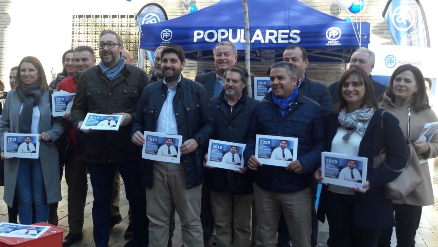 López Miras acompañado por diputados y miembros del PP