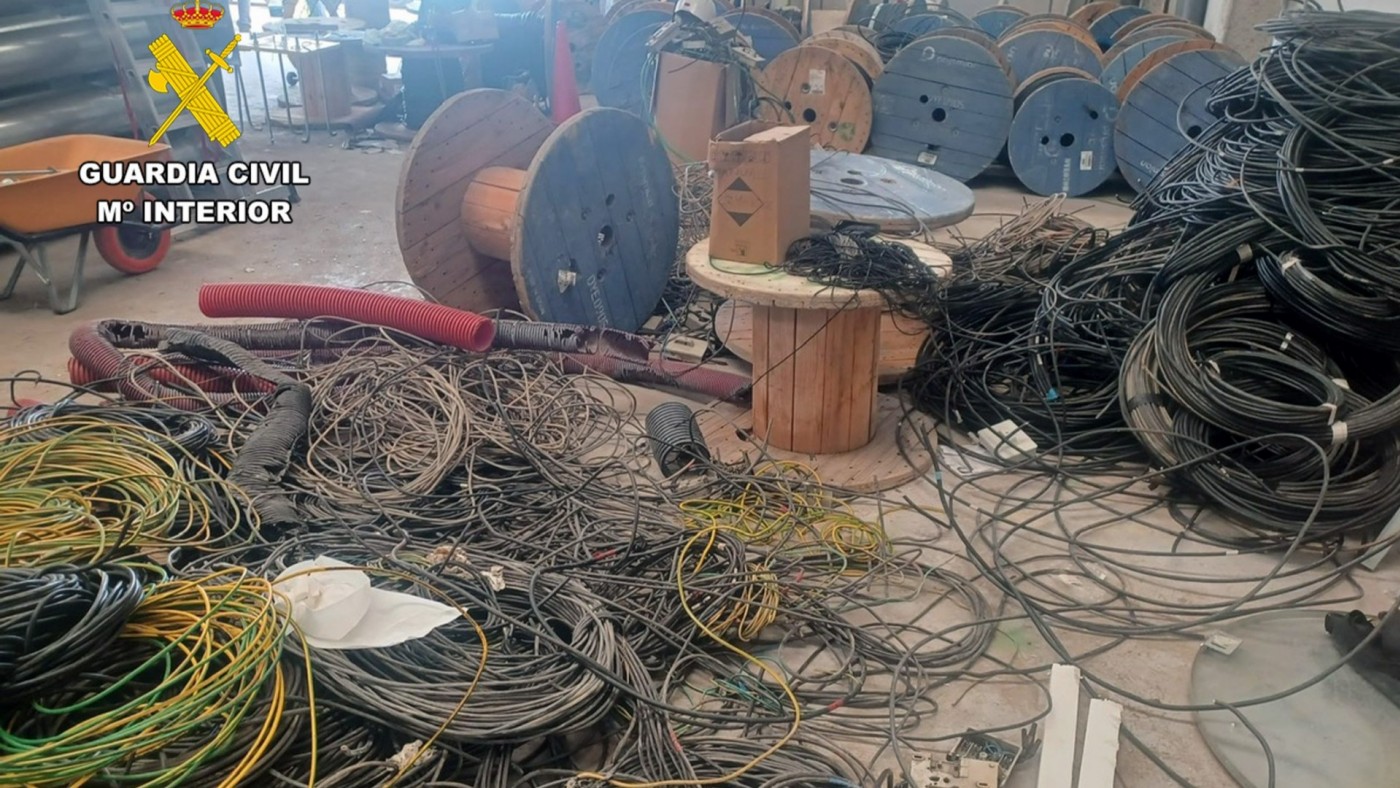 Detenidos tres trabajadores de una empresa eléctrica por robar una tonelada y media de cable de cobre de la A-30 en Murcia