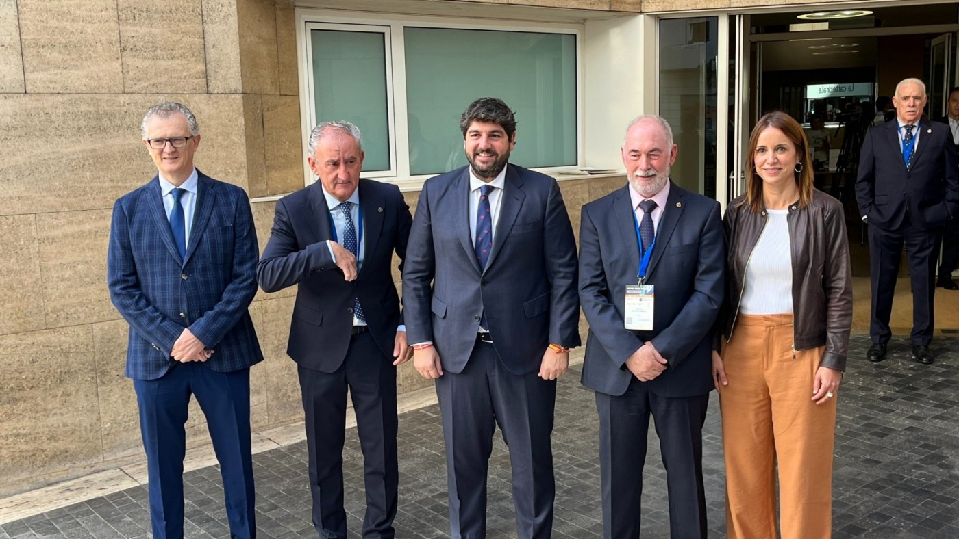 López Miras critica que no ha recibido información del Gobierno central sobre el traslado de inmigrantes de Canarias