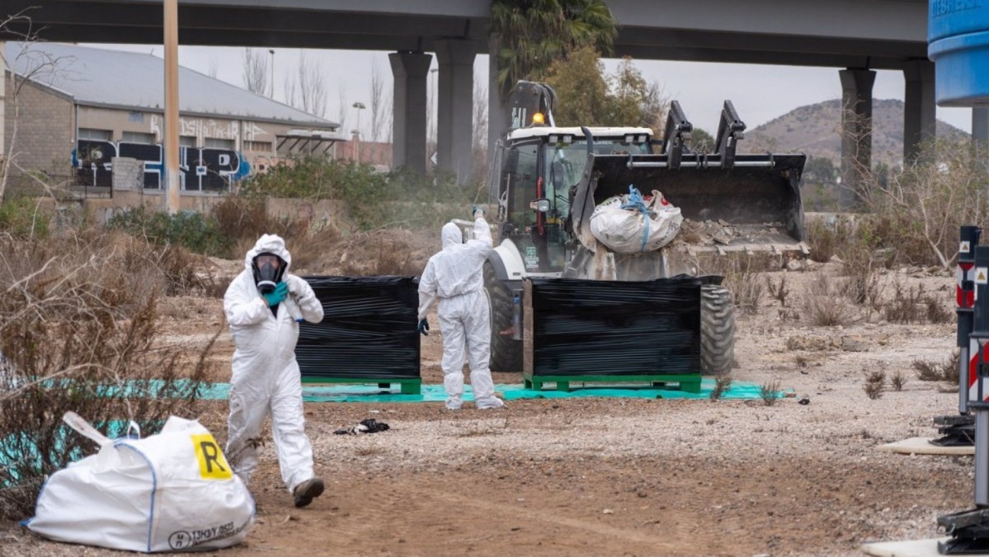 Una empresa especializada en residuos radioactivos retira 50 metros cúbicos de yesos de la antigua fábrica de Potasas en Cartagena