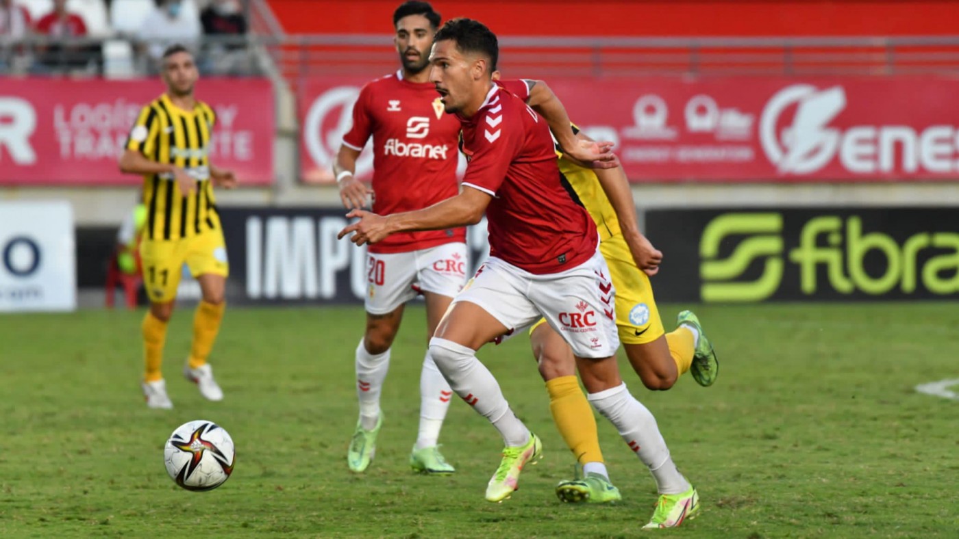 Luis Madrigal, en una jugada contra el Atlético Pulpileño. Foto: Real Murcia