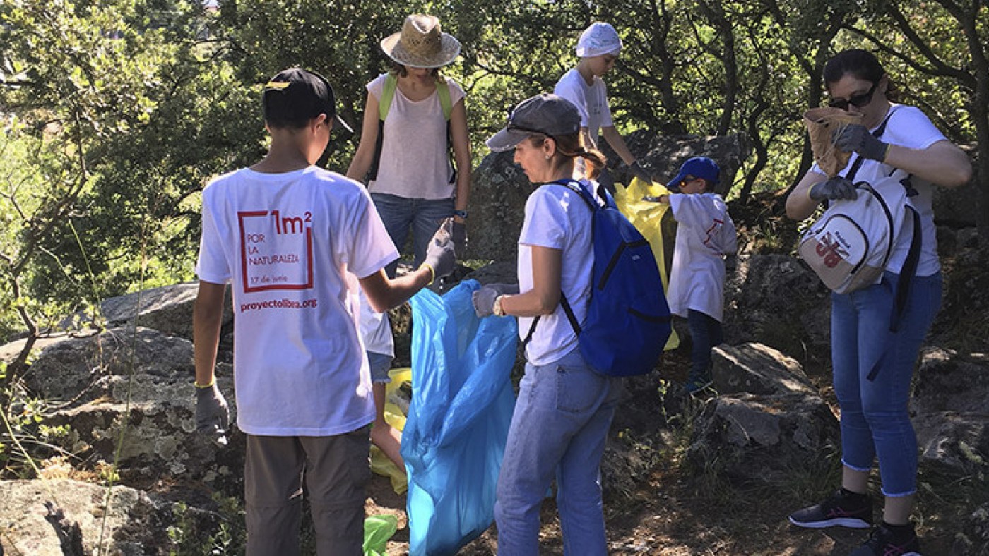 Voluntarios recogiendo residuos en la pasada edición de '1m2 por la naturaleza'. ECOEMBES